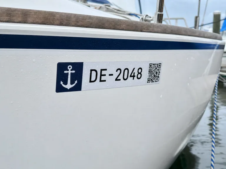 Wasserfester Registrierungsaufkleber auf einem Bootsrumpf