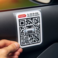 Visitenkarten-Aufkleber transparent mit Weißdruck und QR-Code im Mietwagen